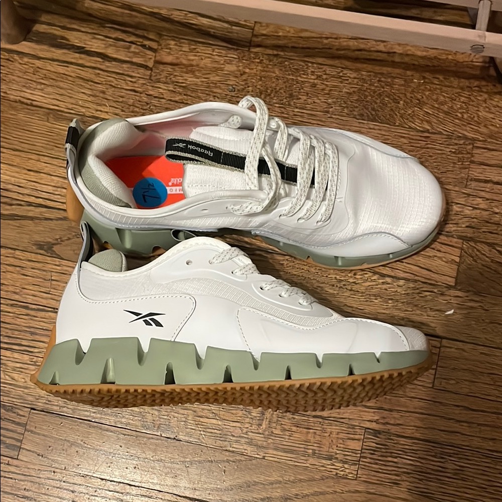 NWOT Women’s size 7.5 Reebok White Sneakers with Green Accents